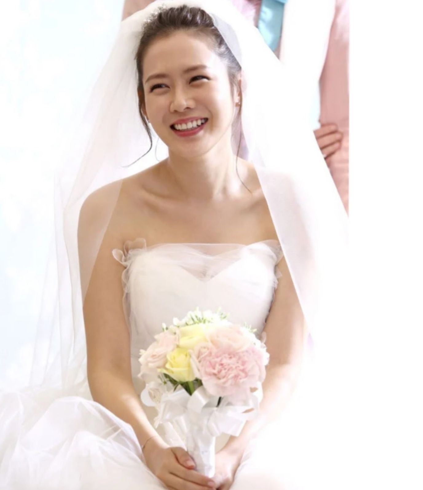 Penampilan Son Ye Jin kenakan gaun pengantin