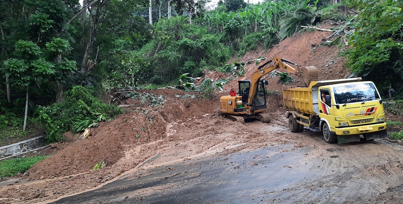 Alat berat mengeruk timbunan longsor yang menutup Jalan PLTA Saguling di wilayah Desa Rajamandalakulon, Kecamatan Cipatat, Kabupaten Bandung Barat pada Minggu 18 Februari 2024.