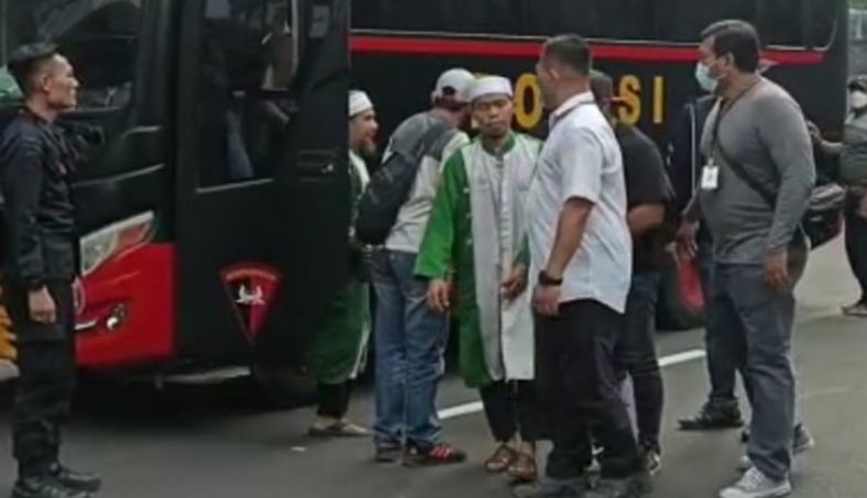 Dua orang anggota ormas Khilafatul Muslimin tiba di Mapolda Metro Jaya untuk menjalani pemeriksaan