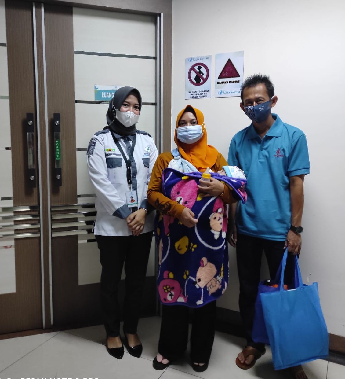 Risha digendong orangtuanya sebelum menjalani pemeriksaan CT Scan gratis di Rumah Sakit Jasa Kartini.*