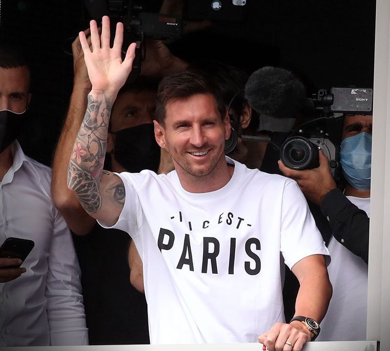Messi tiba di Paris dan langsung mencuri perhatian para penggemarnya.*