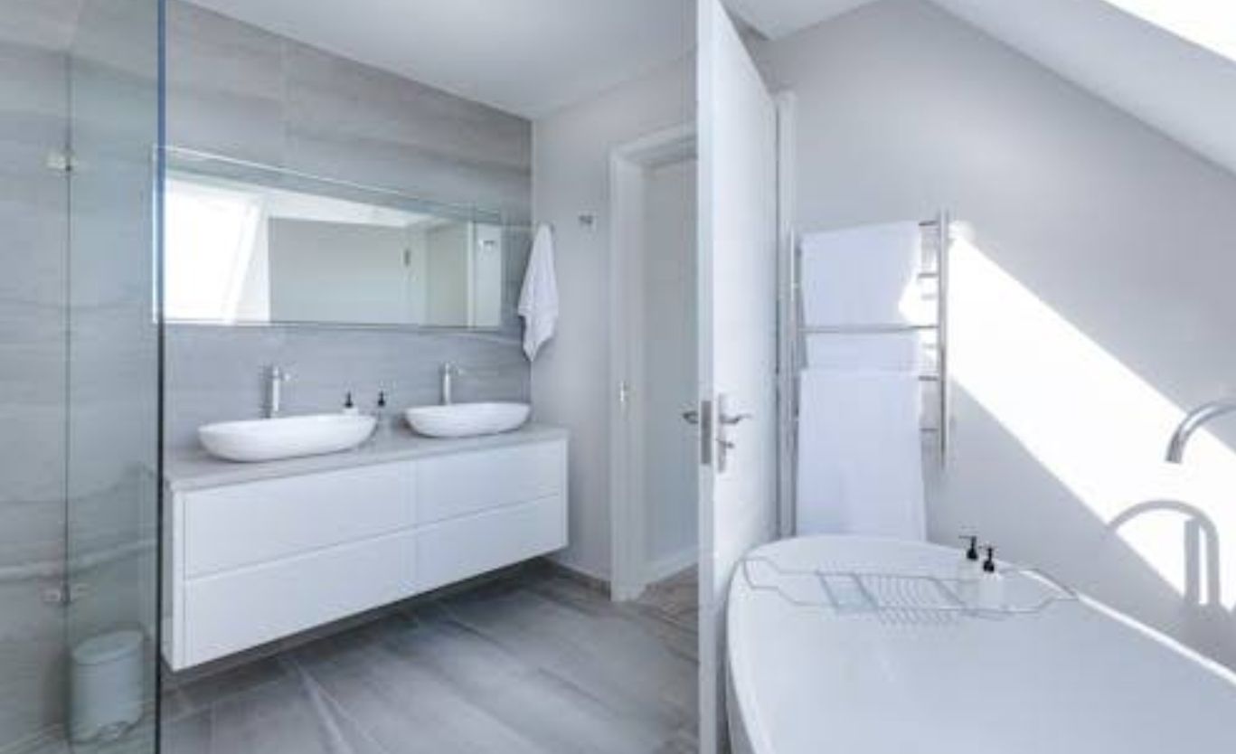 Kamar mandi adalah salah satu ruangan penting dalam rumah yang perlu dijaga kebersihannya agar tetap segar dan nyaman digunakan setiap hari.