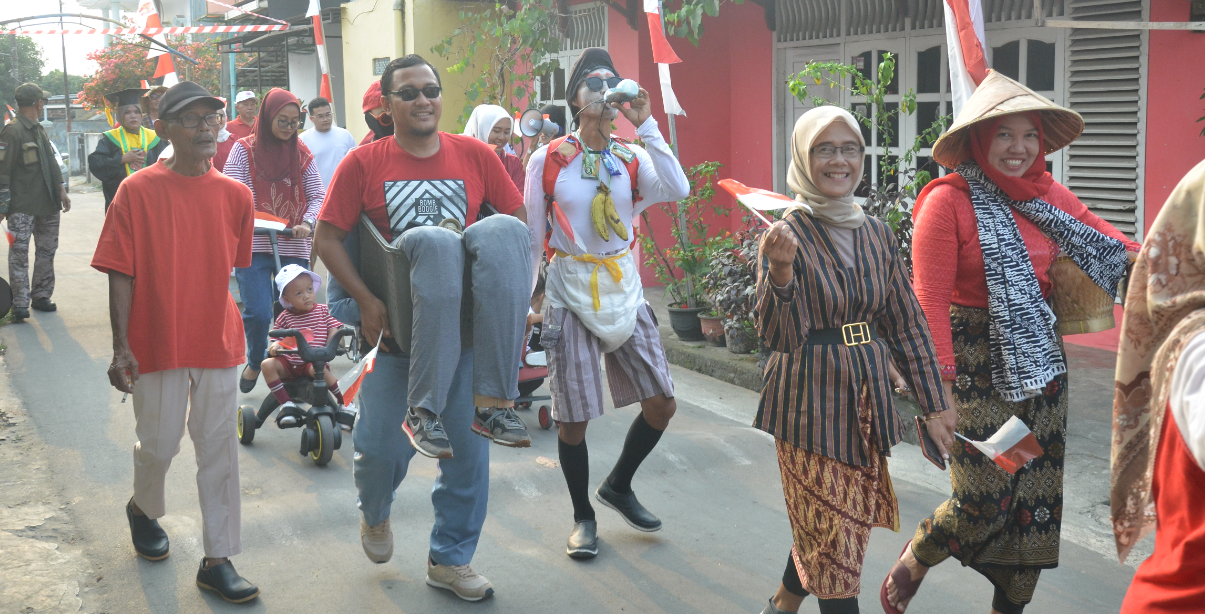 Warga Perumnas Ciracas Indah saat melakukan Karnaval Hari Kemerdekaan ke 78 Republik Indonesia.