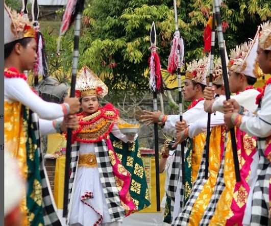 Tari Baris yang dilakukan di Pura Parahyangan Agung Jagatkartta 