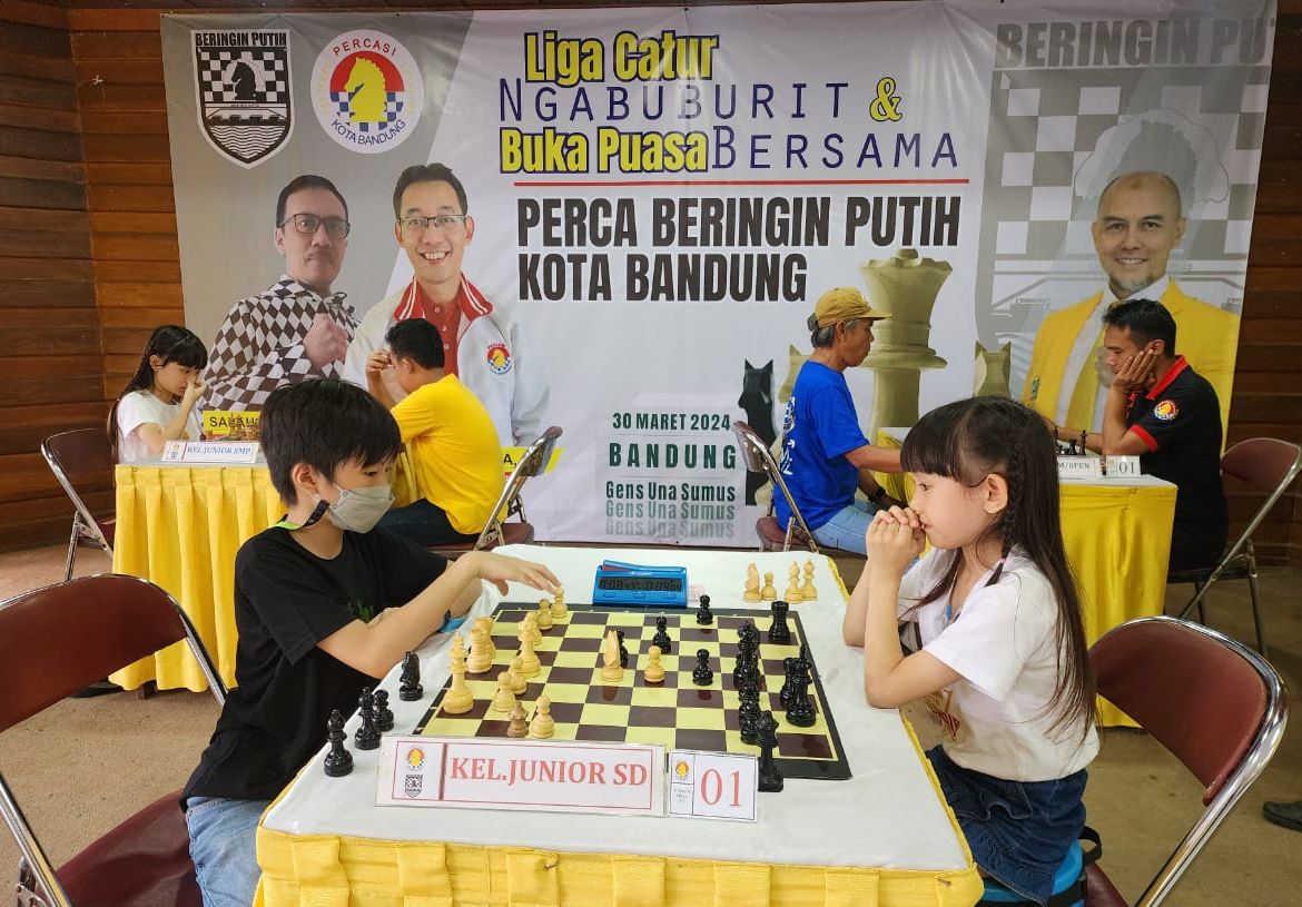 Para peserta Liga Ngabuburit di meja utama dari 3 kategori pada kejuaraan catur yang digelar oleh Perca Beringin Putih Bandung, Sabtu 30 Maret 2024