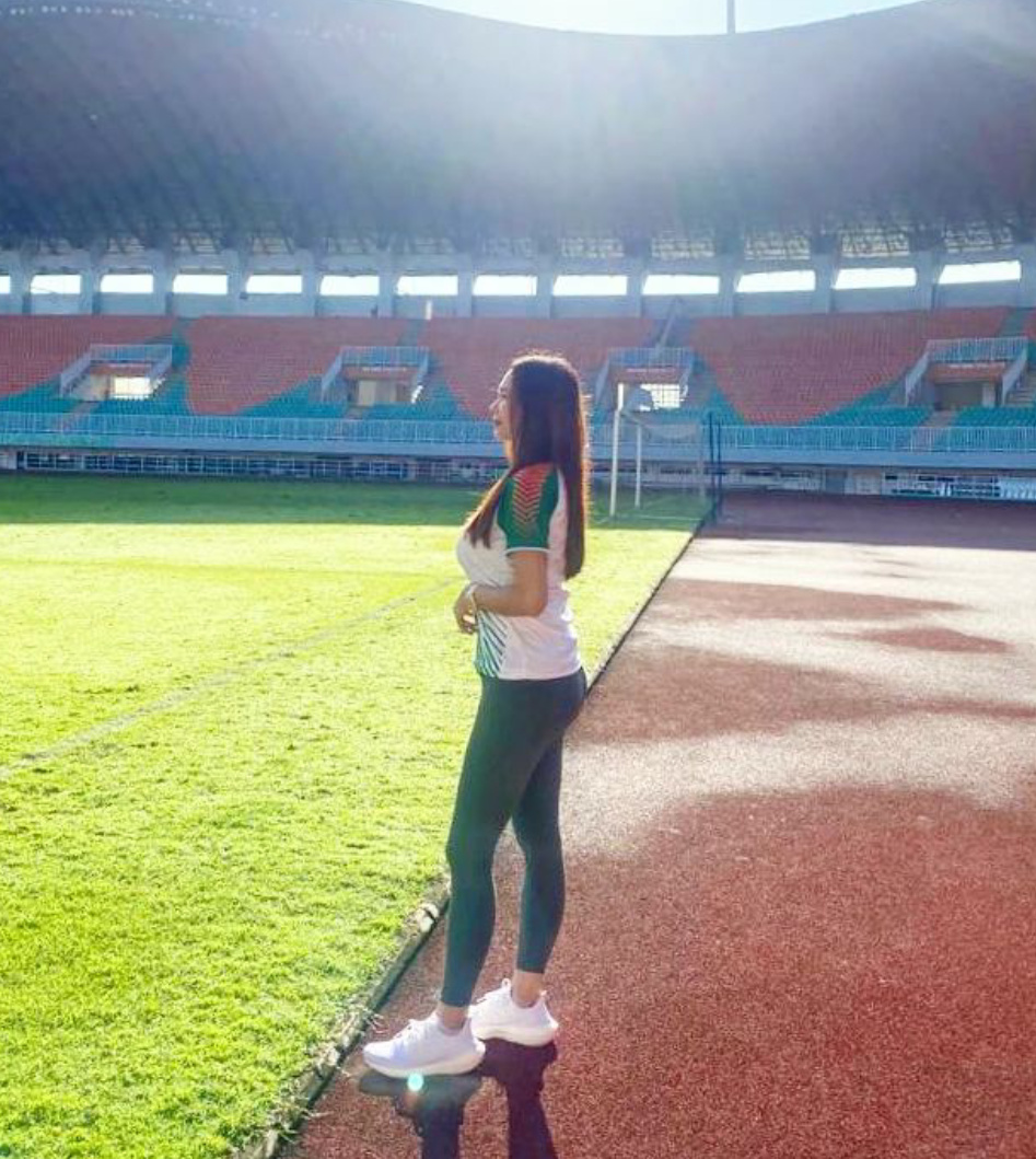 Aura Kasih Tampil Seksi saat Berolahraga di Stadion Pakansari Bogor, Berbalut Celana Legging Hijau dan Baju Ketat