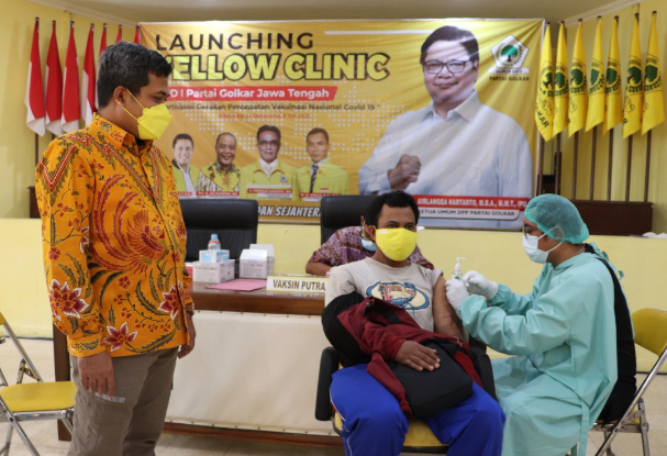 Wakil Ketua DPRD Jateng, Ferry Wawan Cahyono saat memantau pelaksanaan vaksinasi di ‘Yellow Clinic’ Kantor DPD I Partai Golkar Provinsi Jateng, Jalan Kyai Saleh Kota Semarang, Kamis 8 Juli 2021.