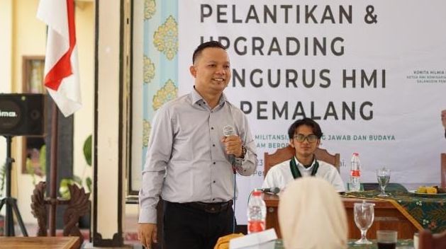 diskusi dan pelantikan ini menghadirkan anggota Korps Alumni HMI (KAHMI) Jawa Tengah, Intan Hidayat yang juga sebagai Pemimpin Redaksi SinarJateng.com