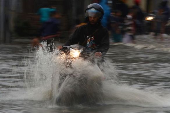Hujan diprakirakan BMKG akan akrab sepanjang siang hingga malam mengguyur Kota Bandung dan sekitarnya, bahkan pada sore hari hujan turun deras disertai petir.