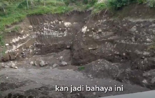 Aktivitas tambang pasir yang terus bertambah di jalur Evakuasi Merapi dan dinilai Ganjar Pranowo sebagai biang keladi rusaknya kondisi jalan  