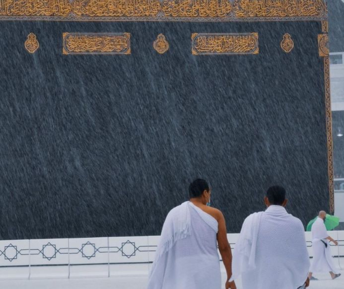 Para jamaah sedang menjalankan ibadah saat hujan deras mengguyur kawasan Masjidil Haram