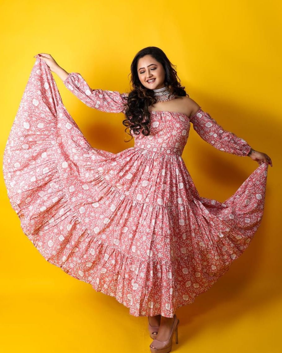 Rashami Desai dalam balutan gaun pink yang menawan.
