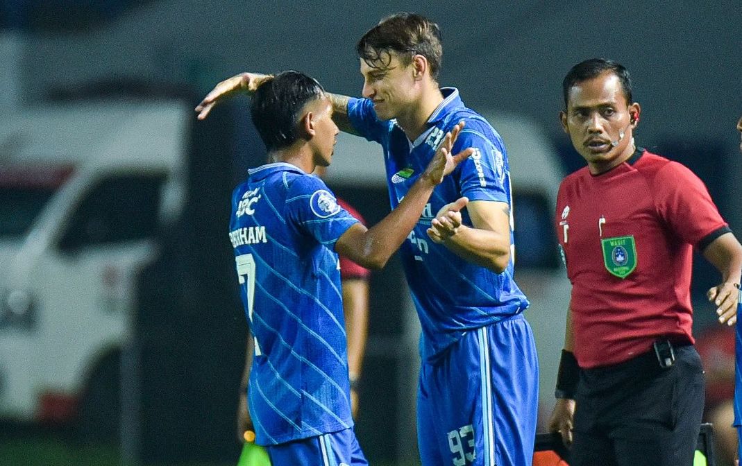 Gelandang baru Persib Bandung Stefano Beltrame saat menggantikan Beckham Putra Nugraha dalam laga kontra PSM Makassar di Stadion Gelora Bandung Lautan Api (GBLA) pada Senin, 4 Desember 2023.