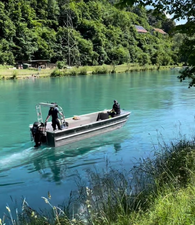Perahu Tim SAR saat mencari Eril anak Ridwan Kamil di Sungai Aare Bern Swiss
