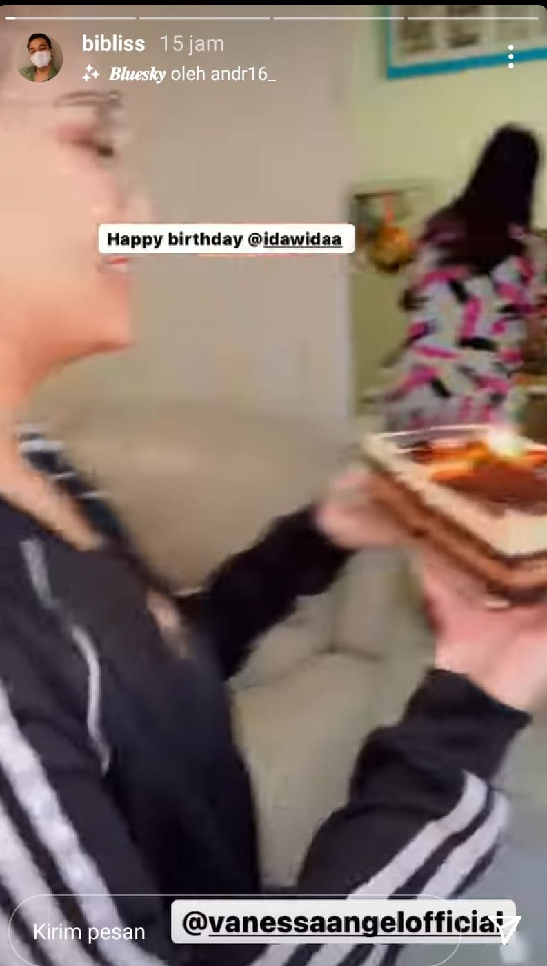 Vanessa dan Bibi memberi kejutan kepada pengasuh Gala berupa kue ulang tahun.