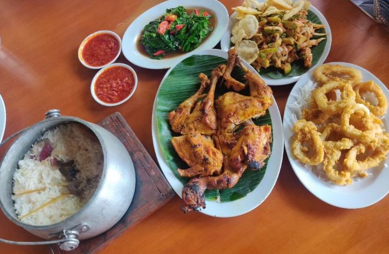 Gurih 7 Bogor - Saung Lesehan & Kuliner Sunda, salah satu tempat makan enak di kota Bogor