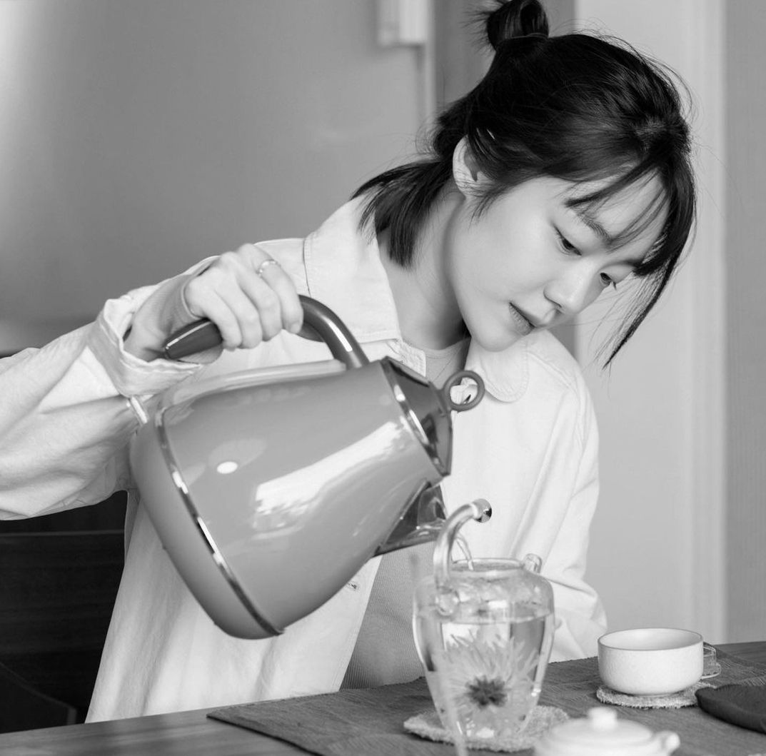 So Ju Yeon saat menuangkan minuman
