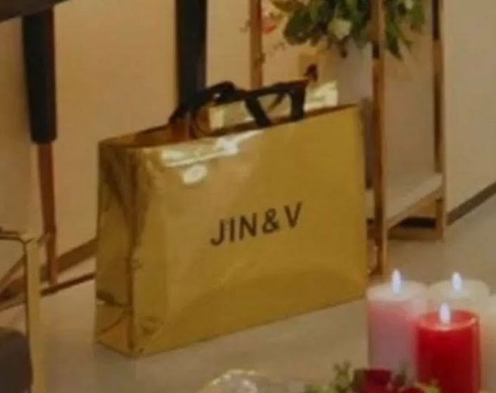 Tas belanja bertuliskam Jin dan V dalam The Penthouse 2