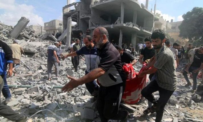 Warga Gaza tengah mengangkut korban jiwa dari gedung yang hancur akibat serangan Israel di Kota Rafah, Jalur Gaza selatan, Palestina pada Selasa, 17 Oktober 2023. 
