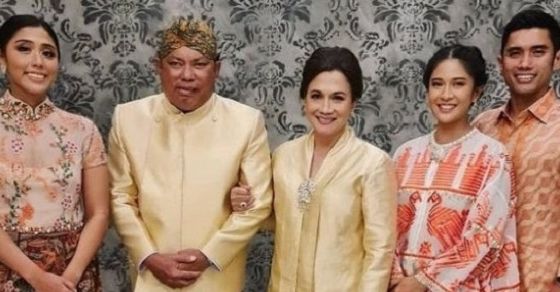 Mertua Dian Sastrowardoyo, Adiguna Sutowo (dua dari kiri) meninggal dunia