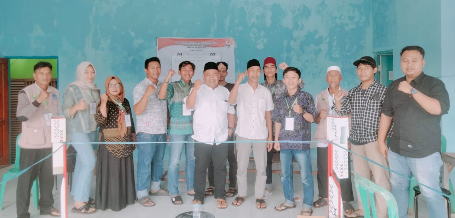 Darim (tengah, baju putih kanan) terpilih jadi Ketua RW 03 Kelurahan Parung, Subang, bergandengan tangan dengan kandidat peraih suara kedua -Sugianto (baju putih kiri).