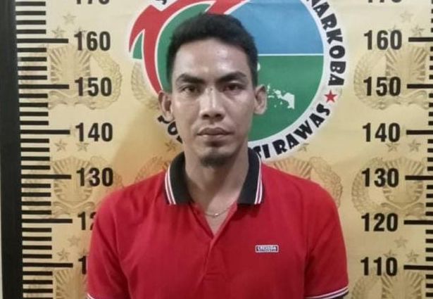 Tersangka Jam, warga Desa Mambang, Kecamatan Muara Kelingi, Kabupaten Musi Rawas yang ditangkap polisi kasus penyalahgunaan narkoba., 