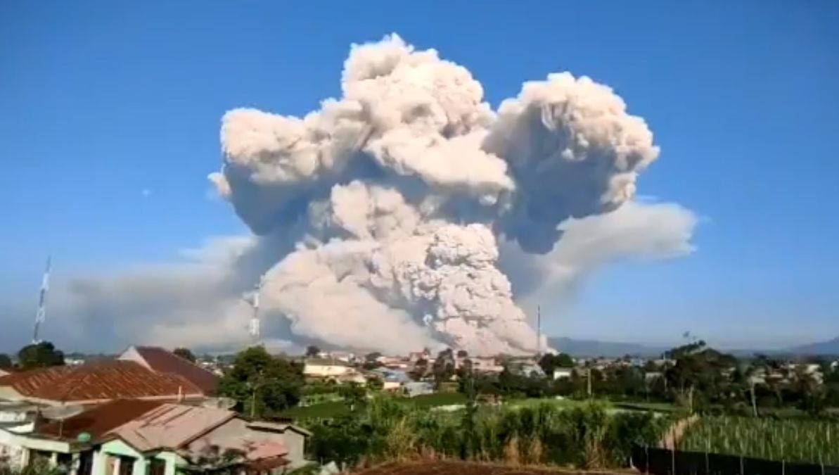 Gunung Sinabung Semburkan Abu Vulkanik Sampai ke Aceh