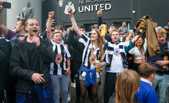 Fans Newcastle United menyambut pengambilalihan klub oleh konsorsium milik Pangeran Arab Saudi Muhammad bin Salman.