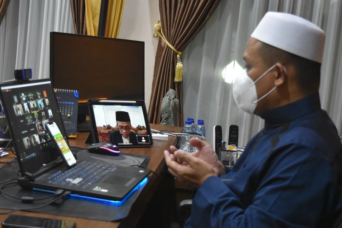 Arif Sugiyanto saat melaksanakan doa bersama dengan para pemuka agama secara daring. /Rilis Kominfo