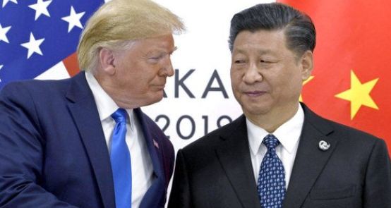 Presiden AS Donald Trump dengan Presiden China Xi Jinping saat pertemuan di sela-sela KTT G-20 di Osaka, Jepang barat pada 29 Juni 2019.