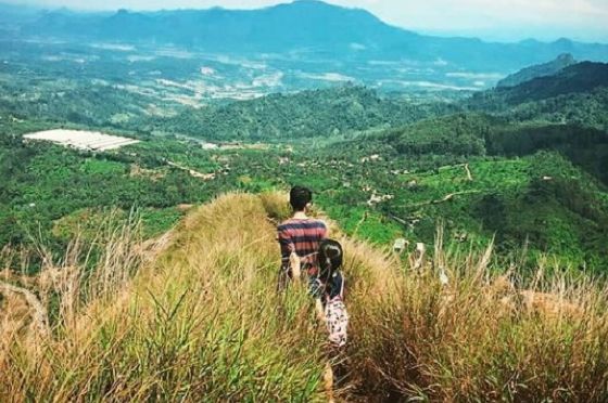 Salah satu alasan wisata Gunung Batu Jonggol masuk dalam rekomendasi tempat wisata favorit di Bogor adalah: surganya pendaki pemula