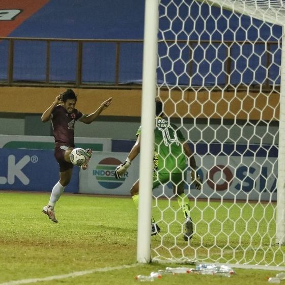 Aksi Saldi PSM Makassar yang berhasil membobol gawang Teja Paku Alam. Kiper Persib ini mengaku semua kiper pasti' ingin clean-sheet