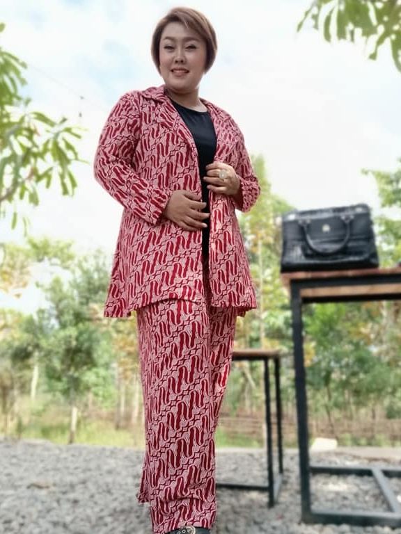 Sambut Hari Batik Nasional, Yuk Pilih Outfit Ukuran Jumbo Kreasi Ismey Bandung