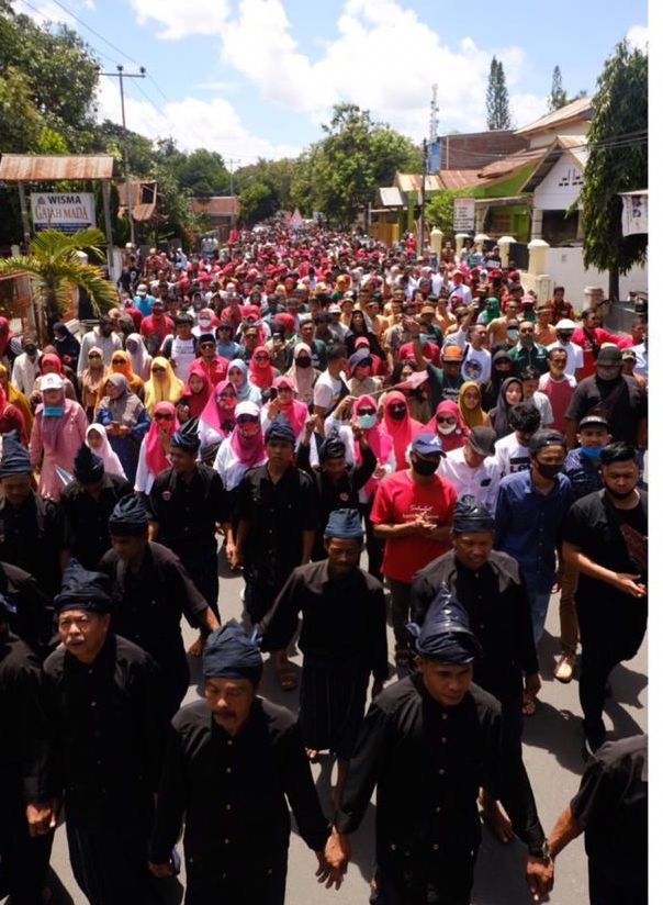 Sekelompok warga Kajang di depan barisan pendukung Kacamatayya