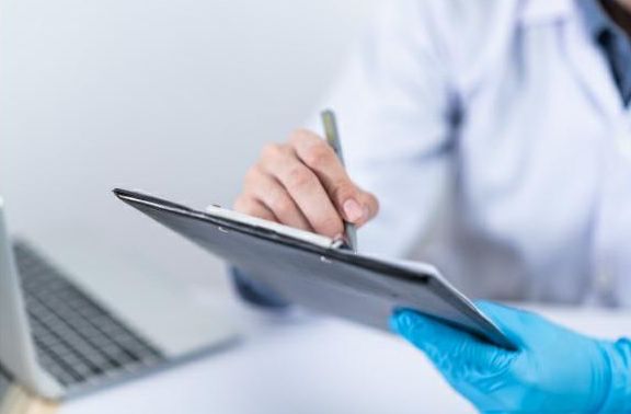 Ilustrasi informasi beasiswa untuk dokter dan tenaga kesehatan dari Kemenkes 
