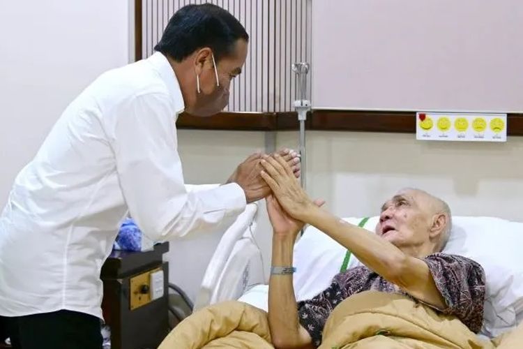 Jokowi Jenguk Wakil Presiden ke-6 Try Sutrisno di RSPAD: Kita Berdoa Semoga Beliau Segera Sembuh