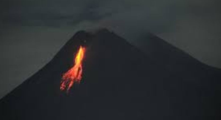 Gunung Merapi Status Siaga, Lontarkan Awan Panas dan Lava ...