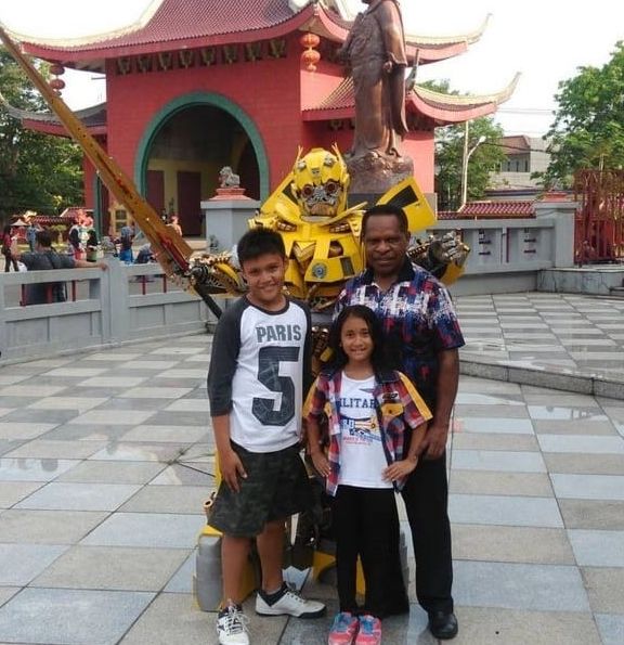 Alinsia bersama bapak dan kakaknya di SamPok Kong Semarang  