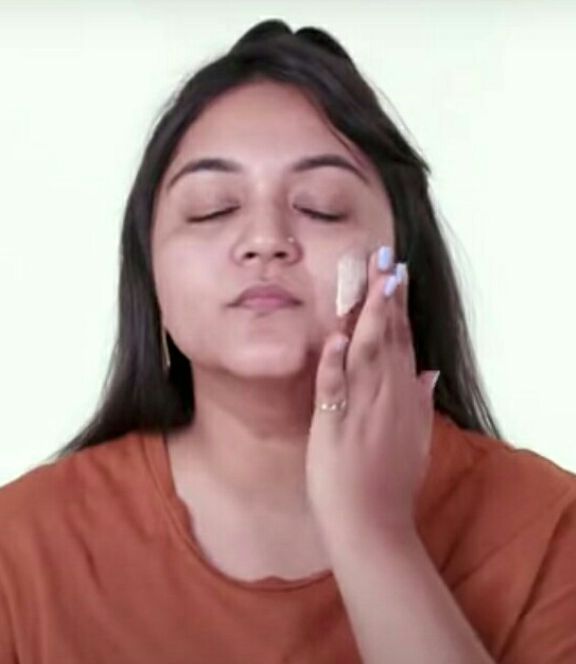 Foto: Mengaplikasikan eksfoliator pada wajah tak sekedar hanya menggosok kulit/youtube HATI HATI! Ini 5 Cara Eksfoliasi Wajah yang Benar!