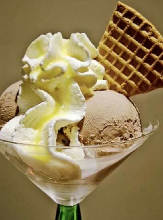 Es krim mengandung banyak gula dan beberbahaya jika dikonsumsi sebelum tidur
