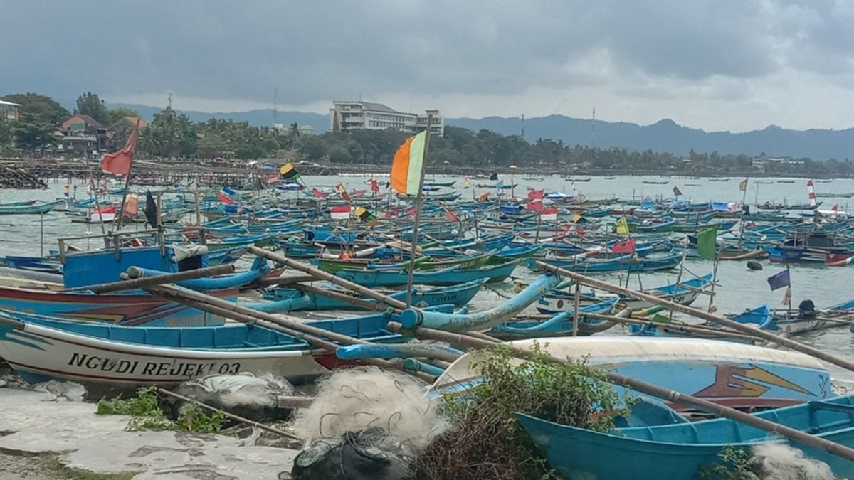 Waspada Siklon Tropis Anggrek Nelayan Di Pangandaran Tetap Melaut