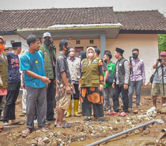 Wagub NTB Ummi Rohmi kunjungi korban terdampak banjir di Dusun Batu Layar Utara, Desa Batu Layar, Kabupaten Lombok Barat, 7 Desember 2021. / @ntbprov
