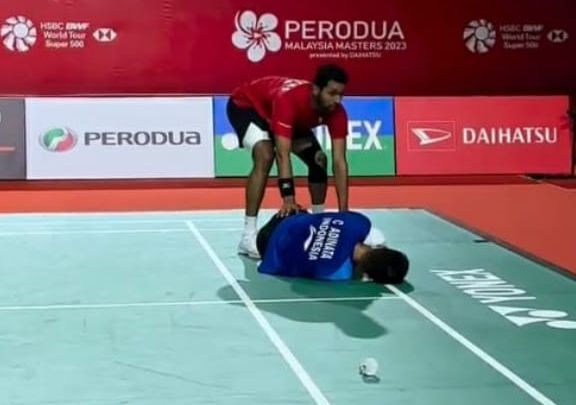 Momen saat Prannoy hampiri Christian Adinata yang kesakitan akibat cidera saat pertandingan sedang berlangsung di Semifinal Malaysia Masters 2023