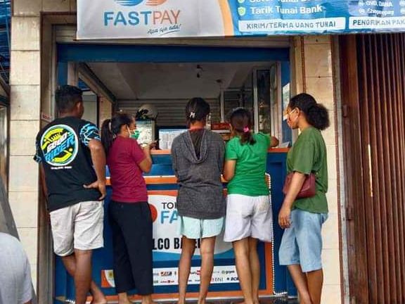 Tampak para pelanggan di depan Loket Elco sedang melakukan transaksi via Fastpay.