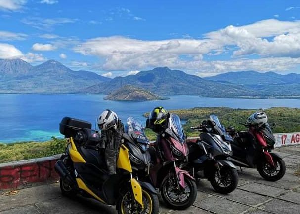 Motor-motor yang singgah diatur rapi untuk menjaga keindahan pemandangan di Tanjung Cinta Eputobi.