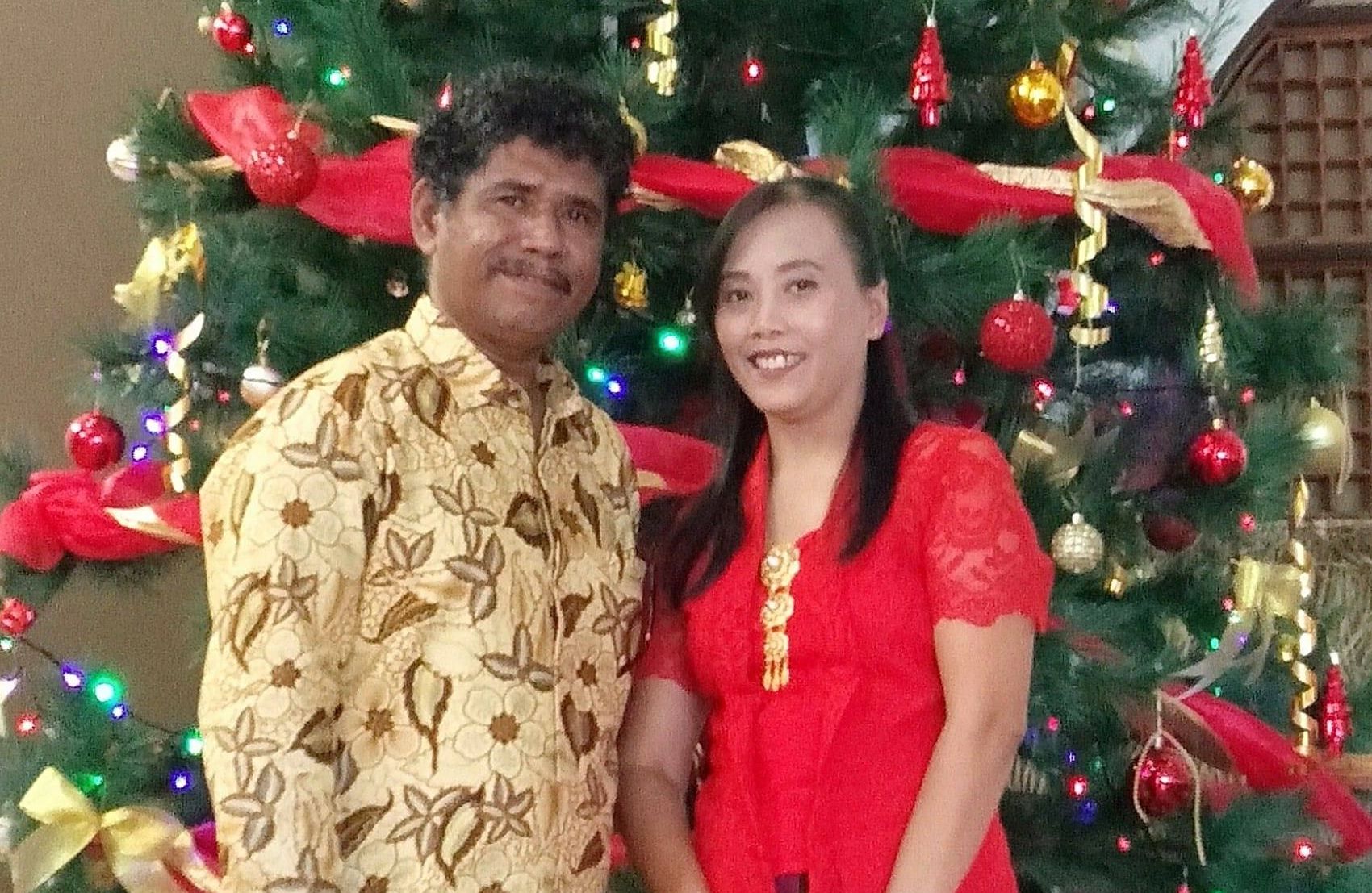 Om Agus Puka bersam istrinya ketika merayakan Natal bersama.