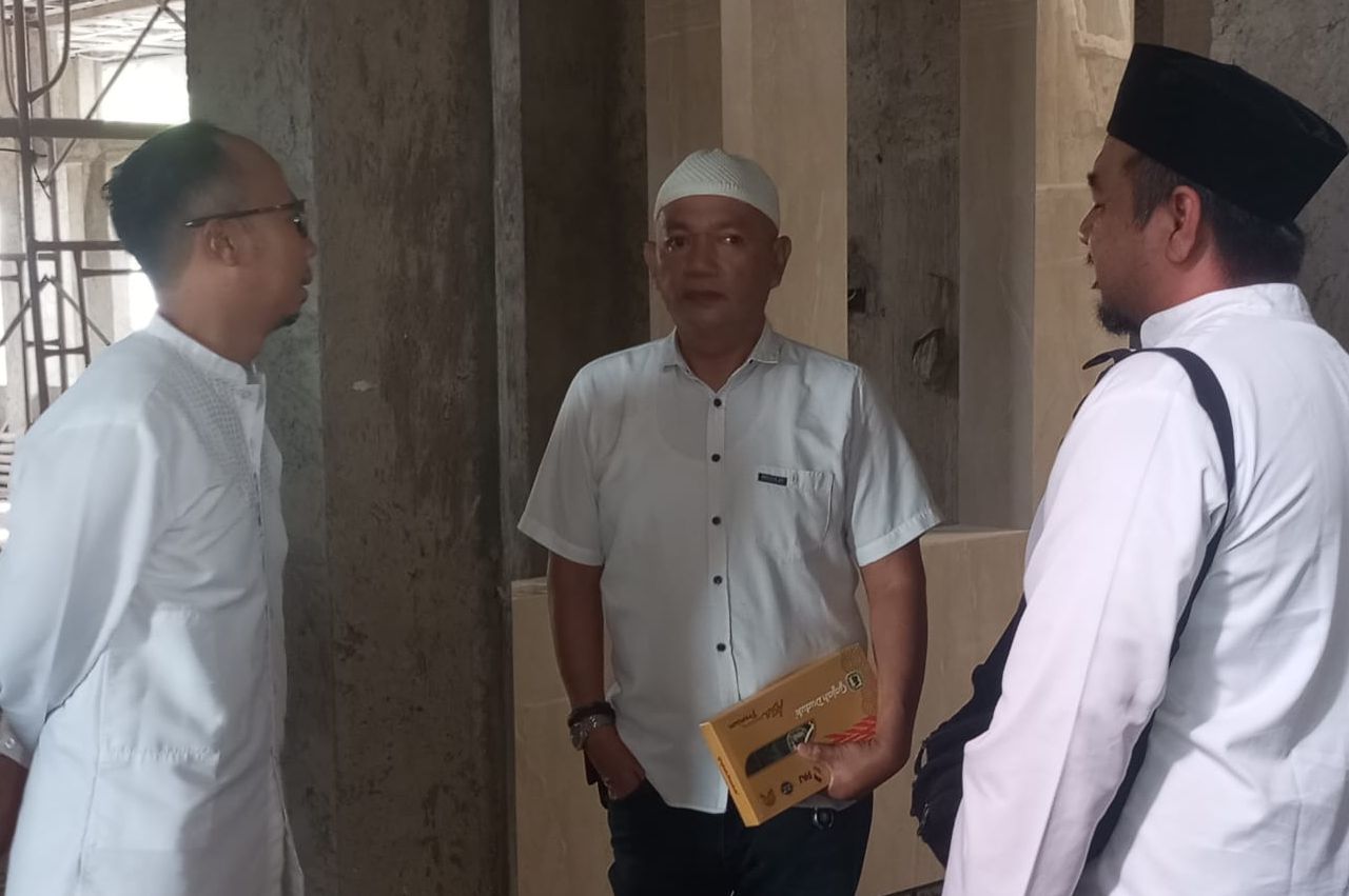 Bakal calon walikota Tasikmalaya yang diusung Partai Gerindra Viman Alfarizi Ramadhan (kiri) berbincang dengan warga Persis.*