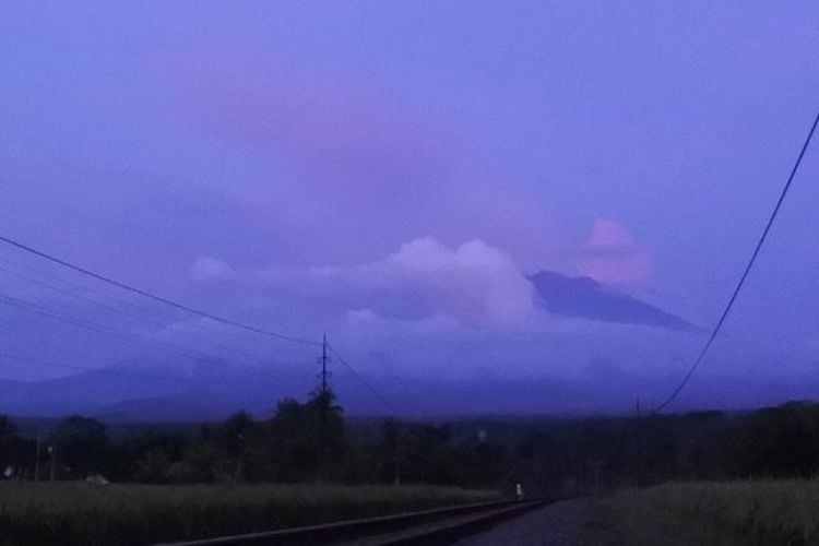 Gunung Raung Keluarkan Asap Putih setelah Semeru Erupsi, PVMBG Beri Penjelasan