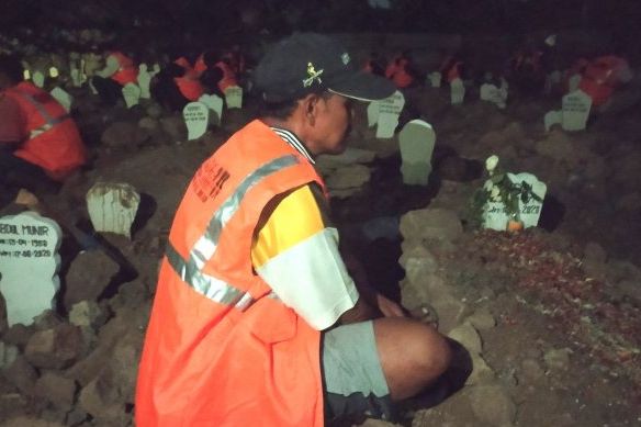 Pelanggar protokol kesehatan berdoa bersama di makam khusus korban Covid-19, di pemakamam Delta Praloyo, Sidoarjo, Jawa Timur