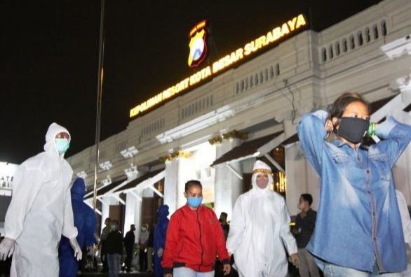 Tim kesehatan gabungan dari Pemprov Jatim dan POLRI bersiap menyambut kedatangan para warga yg terjaring razia jam malam PSBB di Mapolrestabes Surabaya